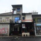 En esta vivienda de las calles 12 ava y Sedalana una mujer fue baleada.