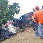 El cuerpo tendido del hombre junto a su camioneta.