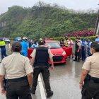 La Policía rodea la escena del doble asesinato dentro de este vehículo, en la zona del túnel San Eduardo