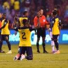 Félix Torres de Ecuador reza al final de un partido ante Brasil.