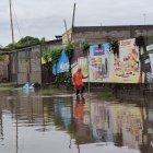 Uno de los barrios populares de Manta amaneció anegado.