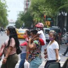 FAMILIA CRUZA UNA CALLE DE LA CIUDAD UTILIZANDO MACARILLAS PARA EVITAR EL CONTAGIO CON EL VIRUS DEL COVID-19 |
RECORRIDO DE ACTIVIDADES EN LA CIUDAD... FD: MIGUEL CANALES... 29-12-2020