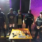 Los sospechosos llevaban consigo tres 'bates' de marihuana.