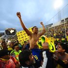 Jefferson Montero, autor del gol de la victoria de la Tri, es llevado en hombros por los aficionados y miembros del cuerpo de colaboradores de la selección al término del partido ante los uruguayos.