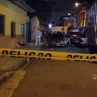 Policías recogieron indicios balísticos en la casa donde se suscitó el asesinato.