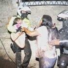 Policías ayudan a una mujer y su familia ante el desastre.