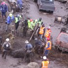 Residentes temen que bajo la capa de lodo haya más de 20 cuerpos.