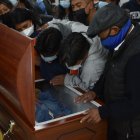 Allegados de Vicente Tingo estuvieron toda la noche del martes velando sus restos en su casa, ubicada en La Comuna.