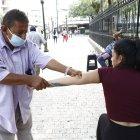 Guzmán también atiende a mujeres y tiene su método. Ya sabe cómo tratarlas para que no sea necesario que se levanten la blusa.