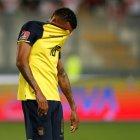 Ayrton Preciado cuando salió lesionado ante Peru.