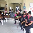 Las afectadas lucen tristes y asustadas luego del atraco de que fueron objeto.