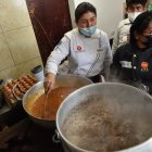 Desde el martes pasado ha habido voluntarios para cocinar almuerzos para los damnificados.