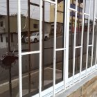 Los vidrios de una de las ventanas del inmueble quedaron en pie, pero con grandes orificios de bala.