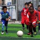 Álex González, del equipo Nottingham Suárez, haciendo de las suyas ante el elenco Guerrero de Dios.