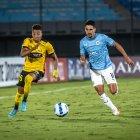 Byron Castillo y un centro que terminó en gol ante el Torque.