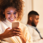 La traición digital duele igual o más que la física, dicen los expertos.