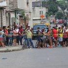 Los habitantes de la cooperativa Reina del Quinche 2, en el Guasmo sur, salieron de sus casas minutos después de oír los disparos que acabaron con la vida de un ciudadano.