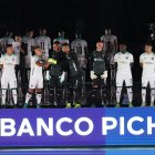 Los integrantes del primer equipo de Liga de Quito y el uniforme principal para la temporada 2022.