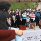 La ceremonia fue muy emotiva. Los vecinos sostenían las fotos de los fallecidos.