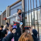 La mujer en los exteriores del Arena Monterrey se aferró a las rejas hasta que la dejaran adquirir un boleto para su hijo con diabetes.