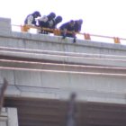 Foto de archivo de cuando policía mexicana descuelga los cuerpos aparecido pendiendo de un puente en zacatecas (méxico), en noviembre de 2021.