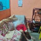 Así, en el mueble de su casa, quedó la víctima luego del tiroteo.