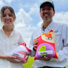 Los envases para el arroz se hacen en retazos de tela, así se utiliza menos plástico y no contamina.