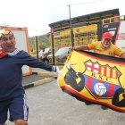 Kiko y Pintorito con su show antes de entrar para ver a su querido Barcelona.