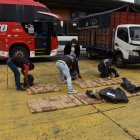 La droga estaba oculta en seis sacos de yutes, dentro de las ‘caletas’ de los vehículos.

La droga estaba oculta en seis sacos de yutes, dentro de las ‘caletas’ de los vehículos.

La droga estaba oculta en seis sacos de yutes, dentro de las ‘caletas’ de los vehículos.