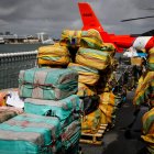 Vista de algunos fardos de un cargamento de 30 toneladas métricas de cocaína y marihuana valorado en unos 1.060 millones de dólares descargado este jueves del buque "James" de la Guardia Costera de Estados Unidos en Port Everglades, Florida. En total, el barco trajo al puerto situado cerca de Fort Lauderdale, unos 40 kilómetros al norte de Miami, aproximadamente 54.500 libras de cocaína y 15.800 de marihuana. EFE/Eva Marie Uzgategui
