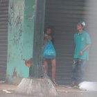 Una pareja de jóvenes consumía sustancias en la 24 y la C, en el suburbio de Guayaquil. Luego se juntaron a conversar con otro grupo sin cubrebocas.