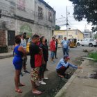 Moradores de Bastión Popular pusieron velas en el lugar donde cayó el cuerpo.