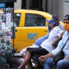 En las calles de Guayaquil, muchos siguen utilizando las mascarillas.