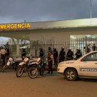La Policía debió llegar con un nuevo número de agentes para controlar la gresca que se formó en el hospital, donde una multitud exigía salvar a los heridos.