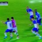 Fernando Hidalgo de Cumbayá (i) disputa con Lorenzo Faravelli de los rayados (d), quien cae en el área. El árbitro pitó penal.