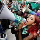 Colectivos feministas se reúnen frente a la sede de la Corte Constitucional para esperar la decisión sobre la despenalización del aborto, hoy en Bogotá (Colombia). EFE/ Carlos Ortega