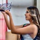 Leslie posaba orgullosa con la corona de su cantón.