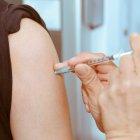 Un hombre enfrenta duras sanciones por haberse vacunado 7 veces contra la covid para obtener dinero.