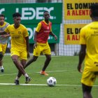 Joshué Quiñónez (i), defensa de Barcelona, jugará en la MLS.