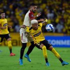 Byron Castillo de Barcelona estrenando el "rubio" en su pelo, jugando ante Universitario.