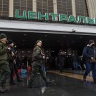 Patrullas armadas vigilan en  la Estación Central del ferrocarril en Kiev,