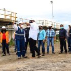 Funcio narios y técnicos de Aguapen recorrieron la planta de tratamiento.