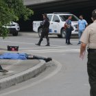 El cuerpo del extranjero quedó sobre la vereda. Policía llegó al lugar.