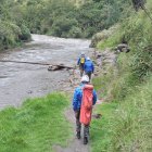 Rescatistas buscan los cuerpos de una pareja que el miércoles cayó al río Carchi.