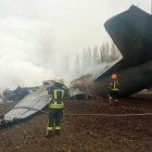 Kyiv Region (Ukraine), 24/02/2022.- A handout photo released by the press service of the State Emergency Service of Ukraine on 24 February 2022 shows emergency services working at the crash site of a military plane of the Armed Forces of Ukraine, in the Obukhiv district, near Kiev, Ukraine (issued 24 February 2022). According to Ukraine's State Emergency Service the aircraft, with 14 people on board, crashed, with a subsequent fire, in the Kyiv region. Five people died in the incident, the Ministry of Internal Affairs of Ukraine said in a statement. (Incendio, Rusia, Ucrania) EFE/EPA/STATE EMERGENCY SERVICE OF UKRAINE HANDOUT -- BEST QUALITY AVAILABLE -- MANDATORY CREDIT: STATE EMERGENCY SERVICE OF UKRAINE -- HANDOUT EDITORIAL USE ONLY/NO SALES