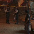 Agentes policiales llegaron al sitio para investigar este nuevo crimen.