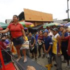 Luisa Ramírez, de 54 años, con gusto y harta fuerza le dio vuelta a la ruleta de la suerte y se llevó una camiseta.