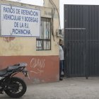 Las puertas de la bodega permanecieron cerradas durante la recolección de evidencias.