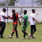 El Toño Valencia disfruta de su faceta de entrenador. Se emociona y alienta a los ‘pelados’ de su club.