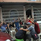 Esta familia asentada en el bloque 9 de Bastión Popular goza de lo lindo el feriado de carnaval.
